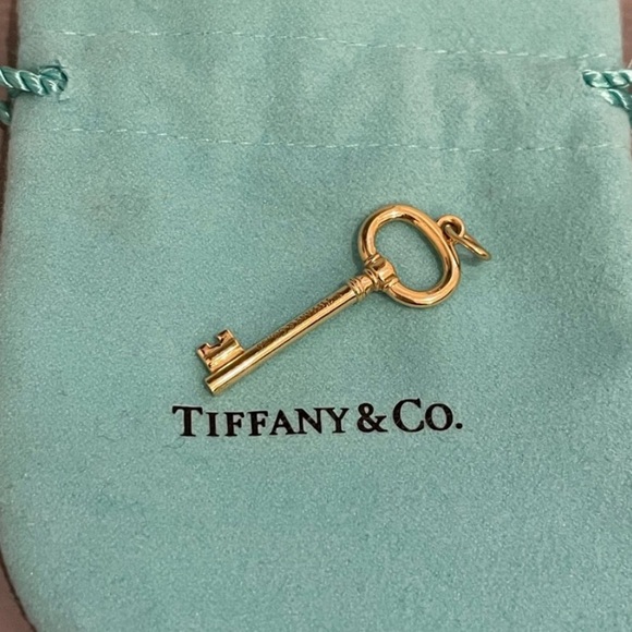 AUTHENTIC TIFFANY & CO 18k YG LARGE KEY CHARM. Unisex - Picture 7 of 14
